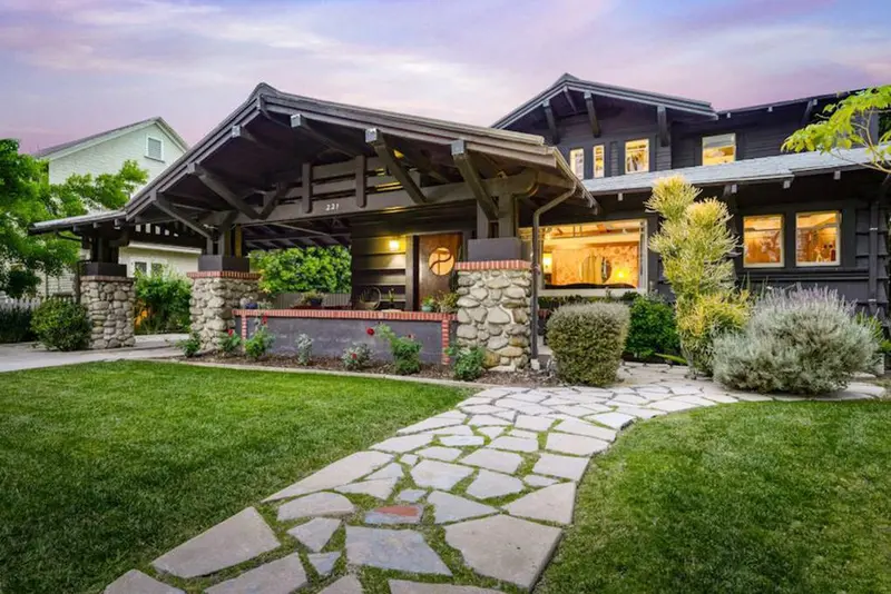 Craftsman-Style Commercial Space Cr2033 1
