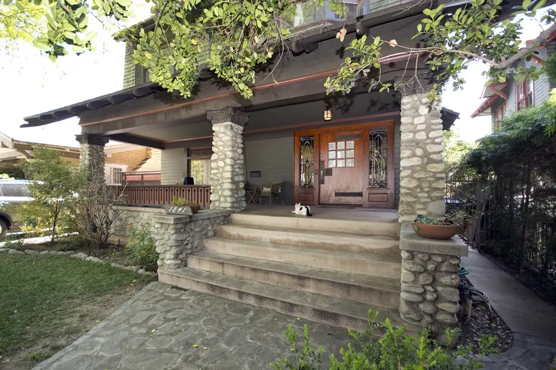 Craftsman-Style House Cr2027 1