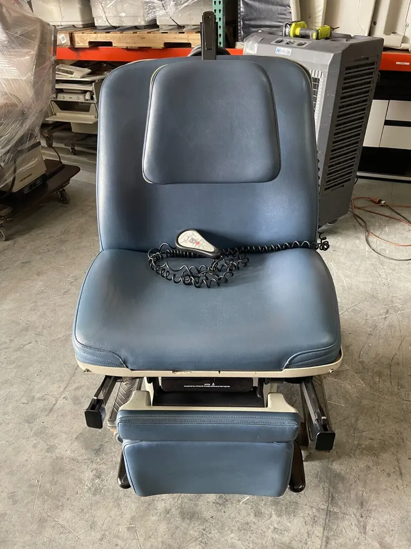 Midmark 75/411 Motorized Power Examination Table 1