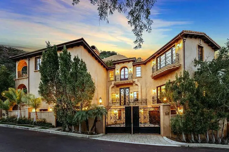 Stylish Lakeside Villa – Villa2109 1